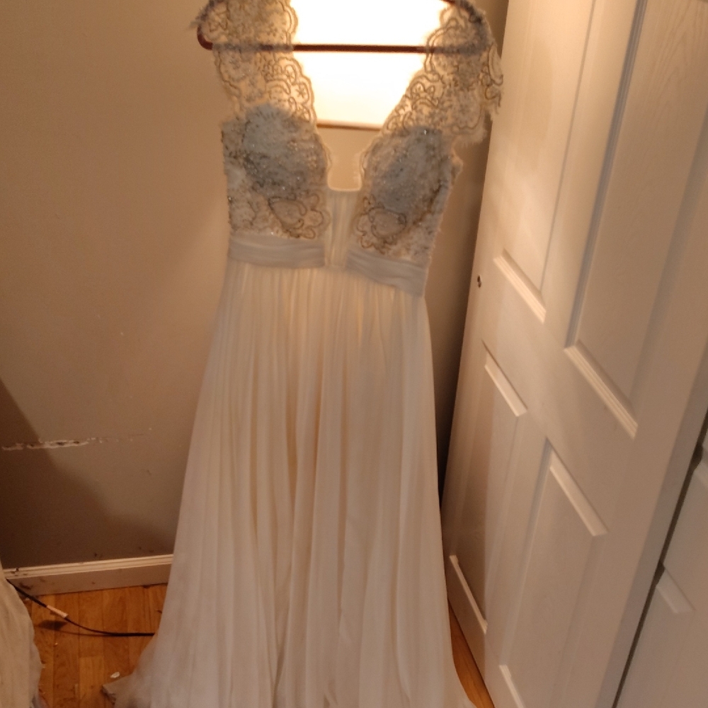 Elegant Cream Lace Wedding Dress